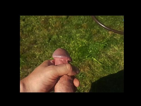 ❤️ Una guapa calenta es folla el seu cony rosa i es corre amb un esquitxat en un jardí d'estiu ❌ Fota a nosaltres ca.pornjimbo.ru ❌❤